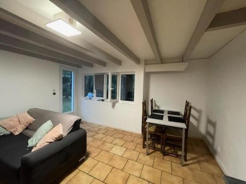 un salon avec un canapé et une table dans l'établissement Maison de vacances, à Labenne