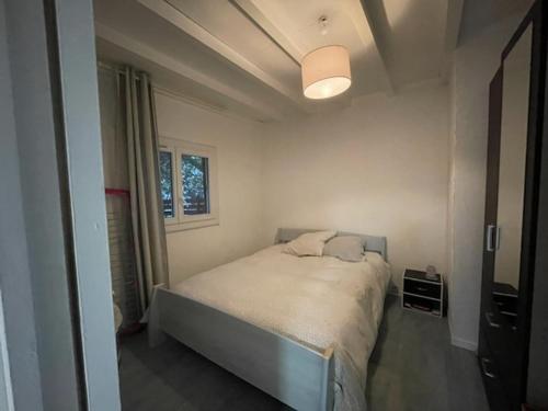 une chambre avec un lit dans une pièce dans l'établissement Maison de vacances, à Labenne