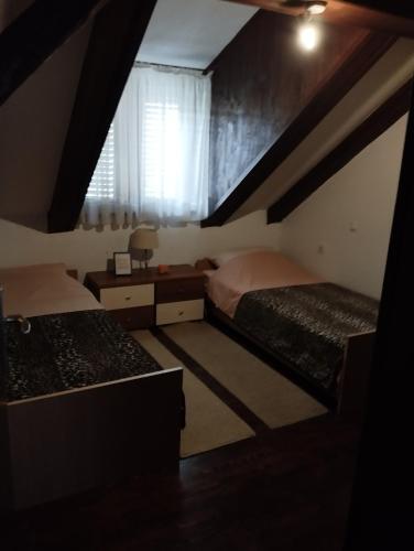 Postel nebo postele na pokoji v ubytování Apartman u potkrovlju