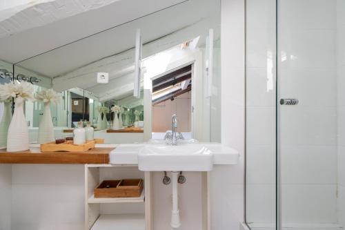 y baño con lavabo y espejo. en apartamento en alonso martinez, en Madrid