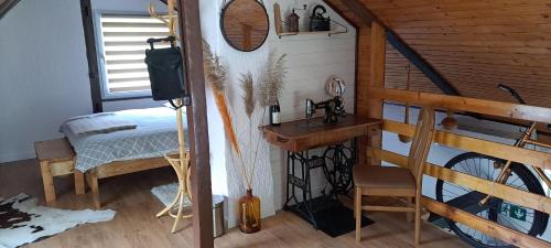 Zimmer mit einem Bett und einem Schreibtisch in einer Hütte in der Unterkunft Holiday Home Paradiso Verde in Luka