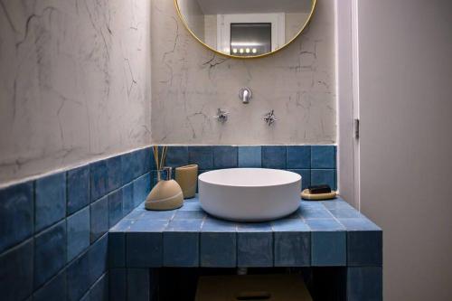 uma casa de banho com uma banheira num balcão de azulejos azuis em Boho 2 bdr luxury meets the East em Atenas