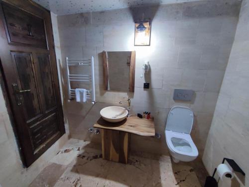 Bilik mandi di Euphoria Cave House