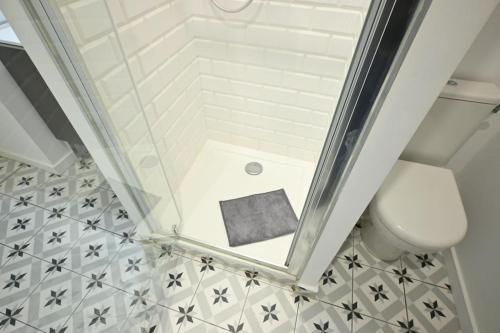 a bathroom with a toilet and a tile floor at ► BNB TOULOUSE ► Le Ravissant de Jeanne d'Arc • WiFi • 24/24h • in Toulouse