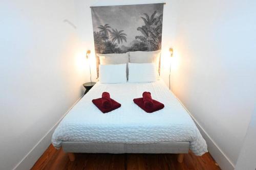 two red hearts sitting on top of a bed at ► BNB TOULOUSE ► Le Ravissant de Jeanne d'Arc • WiFi • 24/24h • in Toulouse