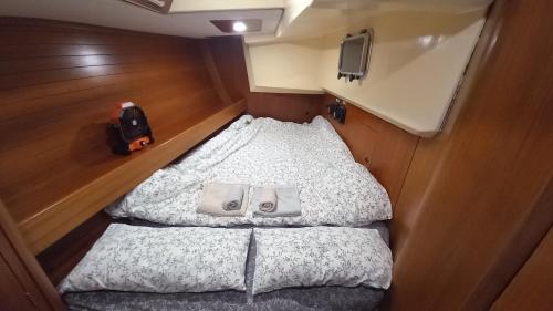 a small bed in the back of a boat at sailing Delfina in Genova
