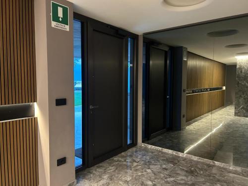 - un couloir dans un bâtiment avec une porte offrant une vue dans l'établissement WATERFRONT, à Montesilvano