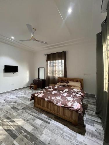 Un pat sau paturi într-o cameră la Serene Getaway: 5-bedroom Duplex