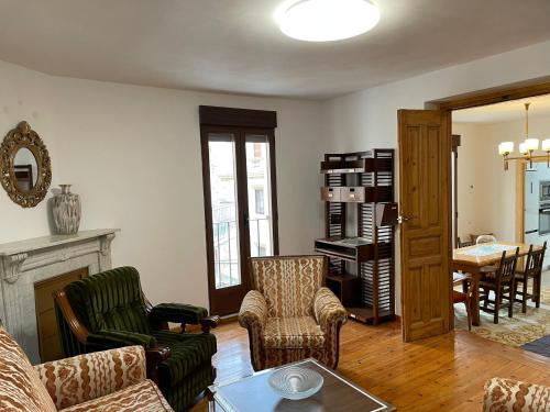 sala de estar con sofá, sillas y mesa en Casa Vacacional José, en Salamanca