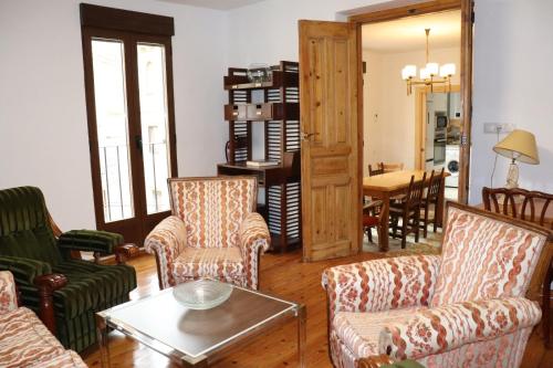 sala de estar con sillas y mesa en Casa Vacacional José, en Salamanca