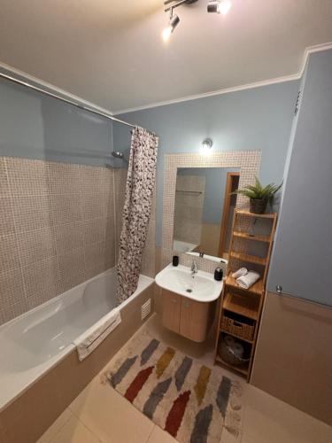 een badkamer met een wastafel, een douche en een bad bij Royal Golf By ELISA Cabanas Tavira Conceição in Conceição