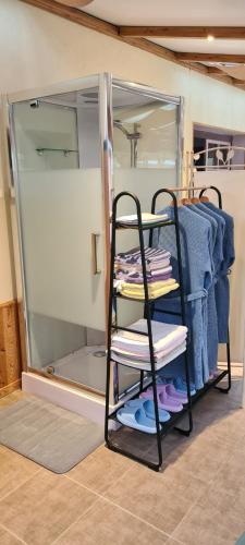 a towel rack with towels on it in a bathroom at Gîte 4 étoiles La Belle Eau Calme in Futeau