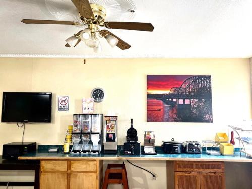 een kamer met een plafondventilator en een aanrecht met een tafel bij Econo Lodge Oacoma in Oacoma