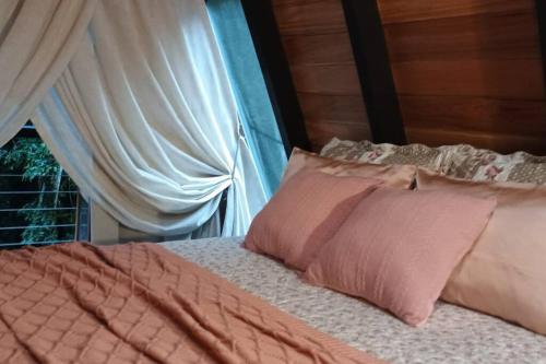 Cama o camas de una habitación en Chalé Romântico com cachoeira