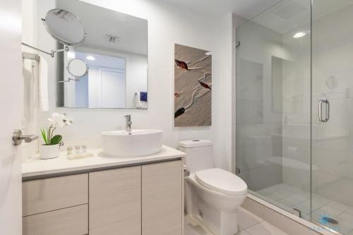 ein Bad mit einem WC, einem Waschbecken und einer Dusche in der Unterkunft Beachwalk Studio Amazing View Pininfarina Design in Hallandale Beach
