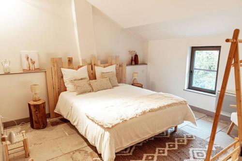 a bedroom with a large bed with a wooden headboard at Maison de village Barbentane avec spa in Barbentane