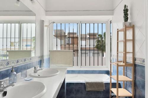 Adosado con solarium y piscina en Marbella Este - VISTAMAR 16