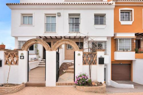 Adosado con solarium y piscina en Marbella Este - VISTAMAR 16