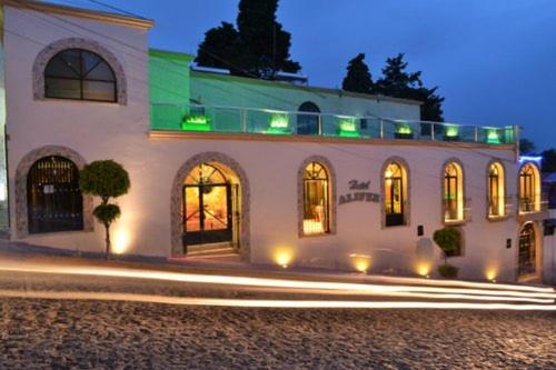 a white building with lights in front of it at Hoteli Alifer Tlaxcala X TECAL LIVING in Tlaxcala de Xicohténcatl