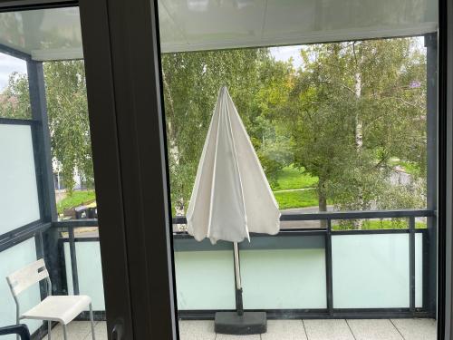 a white umbrella sitting on top of a window at Wohnung in Gießen in Gießen