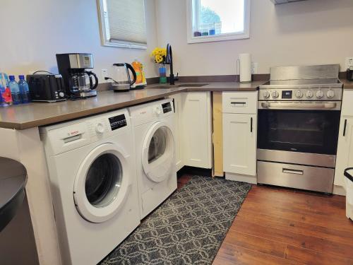 a kitchen with a washer and dryer in it at Happy In in Richmond
