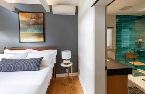 En eller flere senge i et værelse på Sungate on Salt Spring Suite and Hot Tub