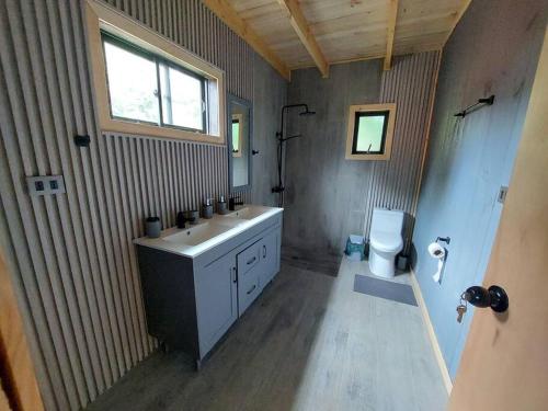 La salle de bains est pourvue d'un lavabo et de toilettes. dans l'établissement Casa cabaña, à llifen