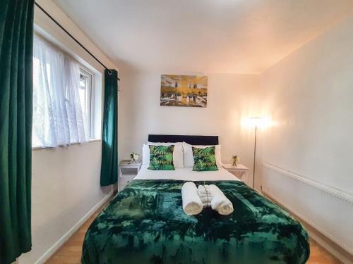 Giường trong phòng chung tại Welcome Home To London! 1 Bed BEAUTIFUL House Sleeps 1- 3!