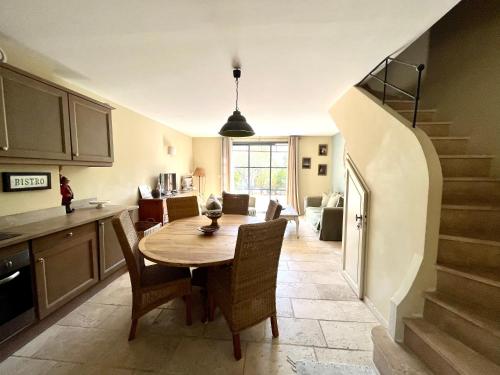 une cuisine et une salle à manger avec une table et des chaises dans l'établissement Sweet home, à Saint-Laurent-de-la-Cabrerisse
