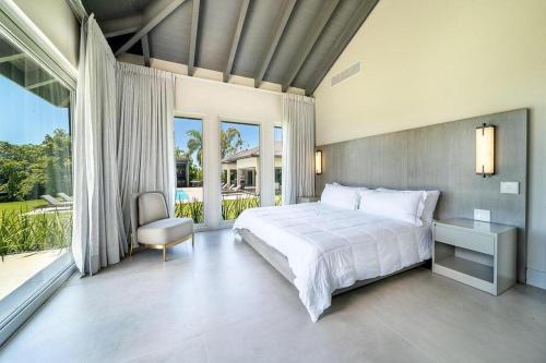een slaapkamer met een groot bed en een groot raam bij Paradise Villa in La Romana