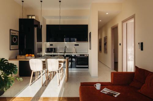 une cuisine et un salon avec un canapé et une table dans l'établissement Patras Skyline Suite, à Patras