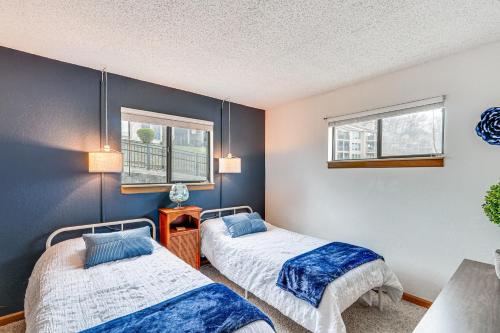 2 letti in una camera con 2 finestre di Waterfront Lake Ozark Condo with Access To 2 Pools a Lake Ozark