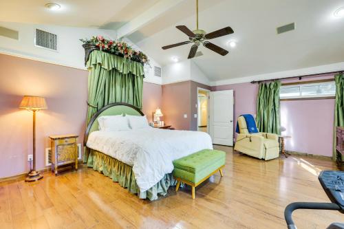 1 dormitorio con 1 cama grande y 1 silla en Spacious Uptown Phoenix Home with Pool and Yard Games! en Phoenix