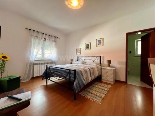 1 dormitorio con cama y puerta verde en Terra Mista Alojamento Local, en Gouveia