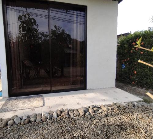 uma janela de uma casa com pedras à volta em Anluka Estudio em Puerto Jiménez