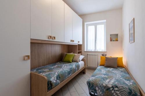 sypialnia z 2 łóżkami i oknem w obiekcie La Casa di Zoe w mieście Tivoli Terme