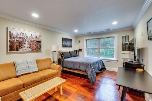 sala de estar con cama y sofá en Briarcliff Manor Estate with Hudson River Views en Briarcliff Manor