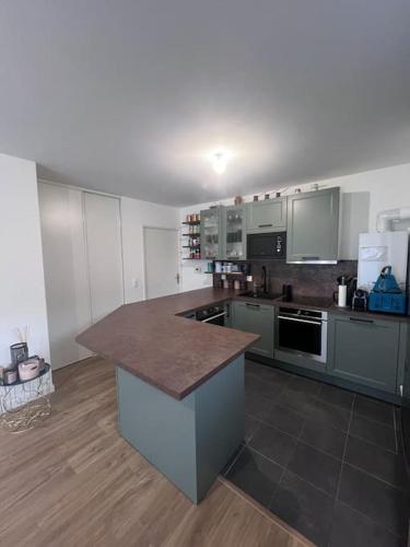 - une cuisine avec un comptoir dans une pièce dans l'établissement Appartement 5 personnes, à Pierrefitte-sur-Seine