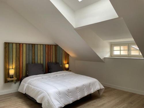 - une chambre avec un lit blanc et une fenêtre dans l'établissement Meublés déco Fab - Tapas, à Luxeuil-les-Bains