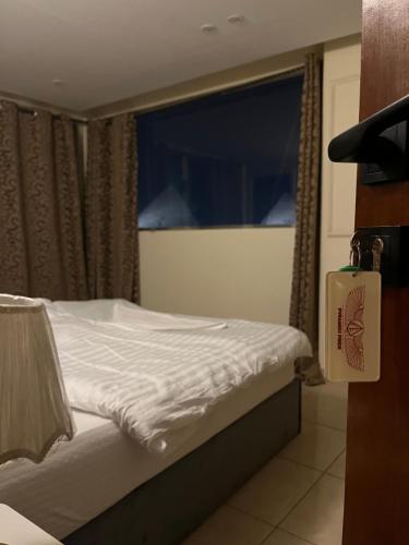 Postel nebo postele na pokoji v ubytování PYRAMIDS PRIDE VIEW INN