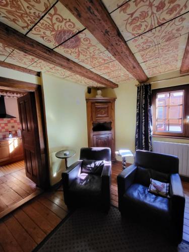 エギスハイムにあるGîte de charme sur les rempartsのリビングルーム(椅子2脚、ソファ付)