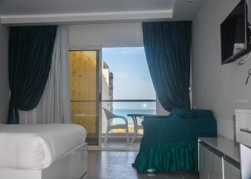 ein Schlafzimmer mit Bett und Blick auf das Meer in der Unterkunft Scandic resort سكانديك ريزورت in Hurghada