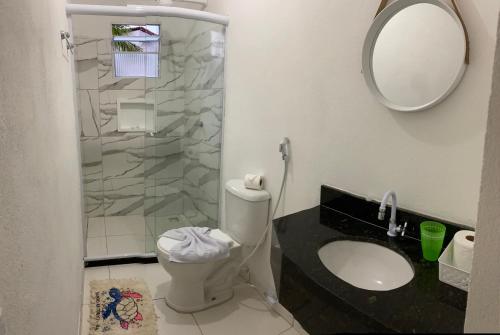 een badkamer met een douche, een toilet en een wastafel bij Quatro Estações in Mata de Sao Joao