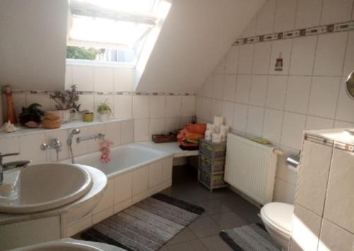 uma casa de banho com uma banheira, um lavatório e um WC. em Casa Maria em Weingarten
