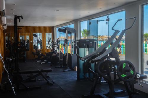 siłownia z rzędami bieżni i maszyn eliptycznych w obiekcie Scandic resort w mieście Hurghada