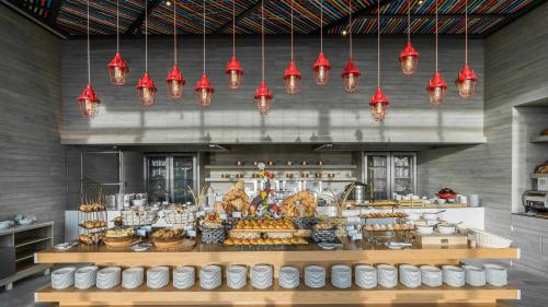 Una panadería con un montón de comida y luces rojas. en Holiday Inn Resort Vana Nava Hua Hin, an IHG Hotel, en Hua Hin