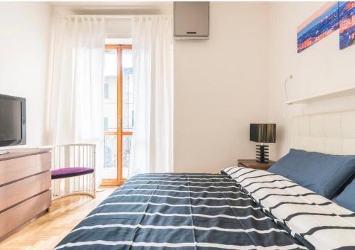ein Schlafzimmer mit einem großen Bett und einem TV in der Unterkunft Appartamento76 in Florenz