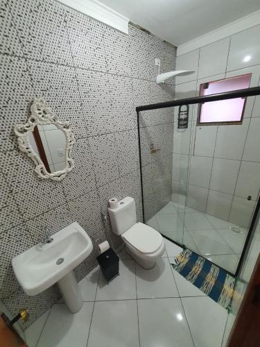 a bathroom with a toilet and a sink at Hotel e Pousada Ed1000son in São João del Rei
