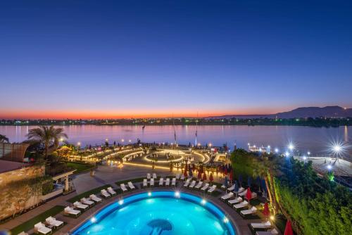 - Vistas a la piscina por la noche en Sonesta St. George Hotel - Convention Center, en Luxor
