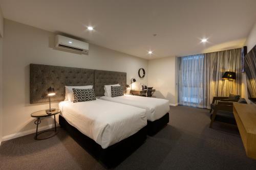 Postel nebo postele na pokoji v ubytování Avenue Hotel Canberra